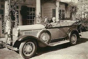 President Franklin Delano Roosevelt in his 1931 Plymouth, Chrysler Car Postcard - Picture 1 of 2