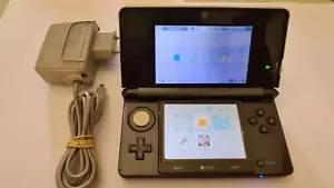 Nintendo 3DS Handheld-System - Cosmo Schwarz Konsole PAL Ver + Ladestation - Bild 1 von 12