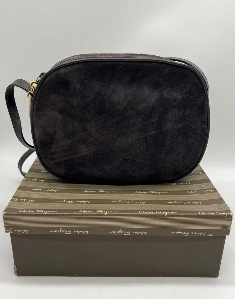 Bolsa tiracolo Salvatore Ferragamo vintage cinza camurça  - Imagem 1 de 4