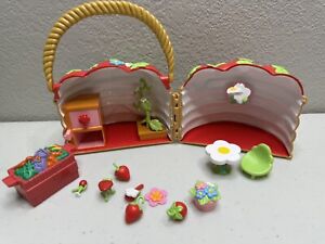 2003 Bandai Strawberry Shortcake Basket House and Some Accessories Vintage Rare