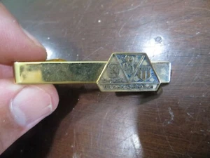 US SENIOR CYCLING TEAM LOWENBRAU USCF SHIELD BIKING RACING TEAM TIE CLIP - Picture 1 of 4