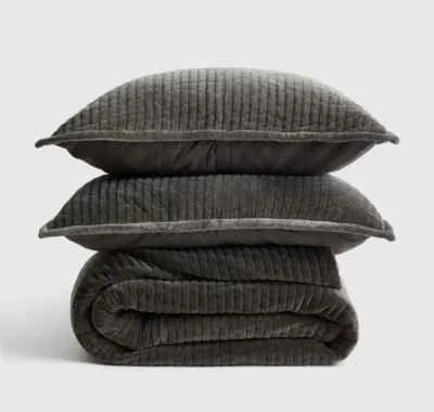 Quince 棉天鹅绒灰石条纹被子套装 - 全尺寸/大号 — 第 1/4 张图片