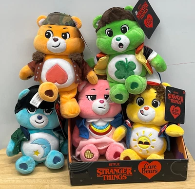Netflix Care Bears x Stranger Things ~ Divertido tamaño 9" Peluche JUEGO DE 5 NUEVO CON ETIQUETAS EN MANO Foto 1 de 2