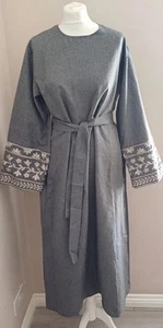 Abaya efecto lino gris con mangas bordadas pequeña - Imagen 1 de 12