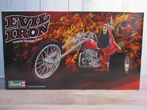 KIT MODELO PLÁSTICO REVELL 1/8 - HIERRO MALVADO CHOPPER PERSONALIZADO TRIKE-MÁS DE 14" LARGO #17325 - Imagen 1 de 4