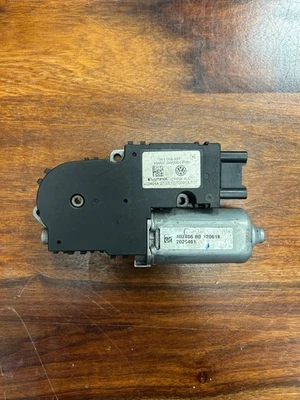 Volkswagen Passat Sunroof Motor 561959591 - Image 1 of 4