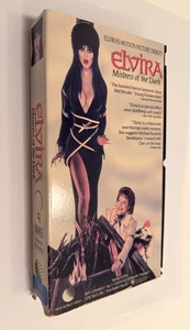 RARE Elvira Mistress Of The Dark (VHS 1990) Cassandra Peterson HORROR COMEDY - Imagen 1 de 24