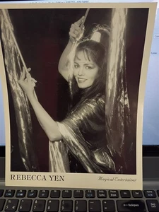 Fotografía promocional original 8x10 Rebecca Yen Magical Entertainer - Imagen 1 de 1