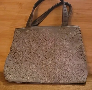 Bolso de Colección Frankie & Johnnie Salvia Bordado Color Apio Tachonado Inferior - Imagen 1 de 13