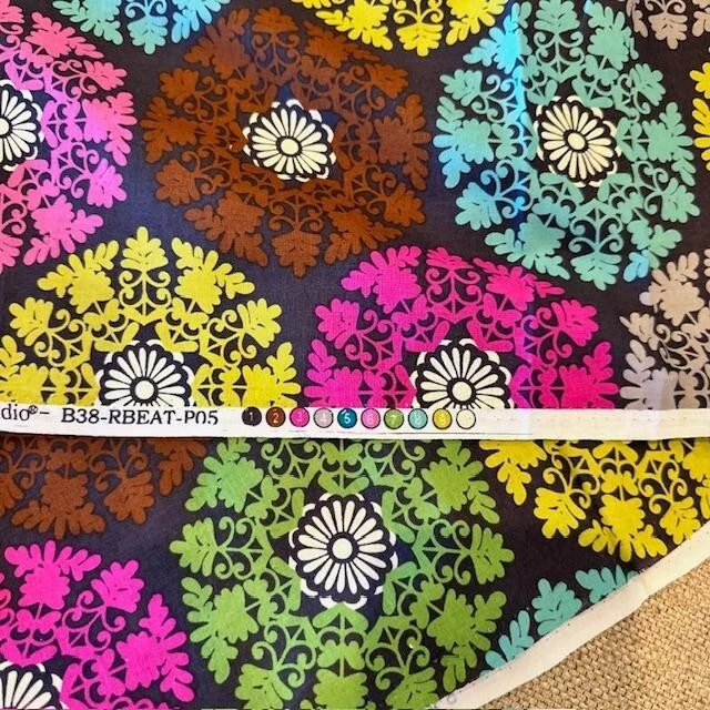 TELA DE DISEÑO HERMANO HERMANA 2010 medallones ~ círculos de encaje 1,5 yardas Foto 1 de 2