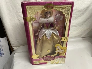 Aurora Enchanted Tales Porzellan Puppe Messing Schlüssel Andenken Disney Neu in Box - Bild 1 von 10