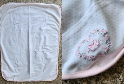 Manta Little Me Delgada Bebé Niña Blanca/Rosa Lunares Flor Bordada 30"x22" Foto 1 de 4