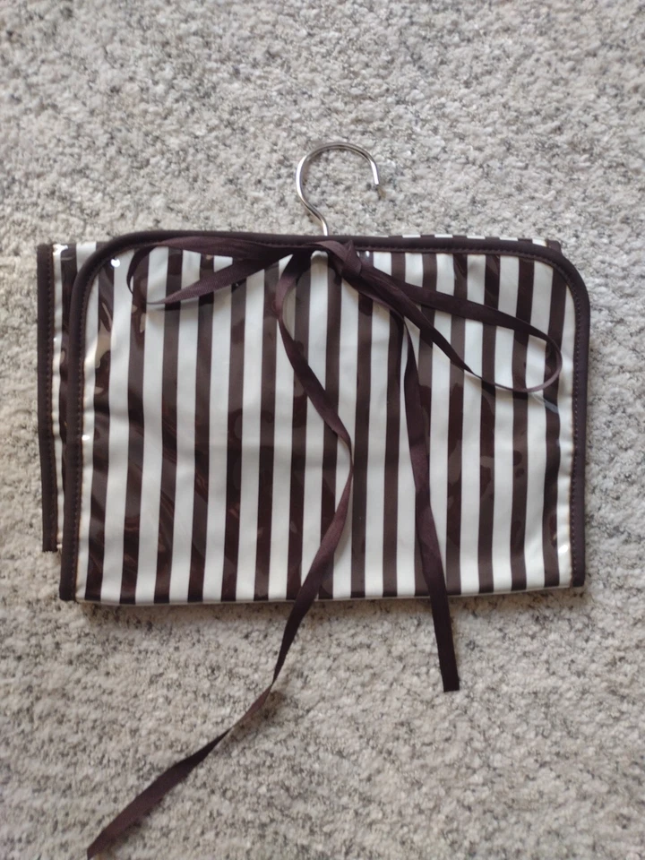 Henri Bendel pendurado organizador de viagem estojo listra vinil bolsa cosmética excelente estado usado - Imagem 1 de 4