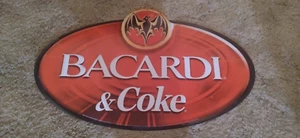Letrero de barra de metal grande BACARDÍ RON & COCA 24 X 15 publicidad hombre decoración de cueva BAT - Imagen 1 de 4