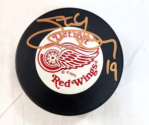 STEVE YZERMAN 19 SIGNED DETROIT RED WING PUCK - Picture 1 of 2