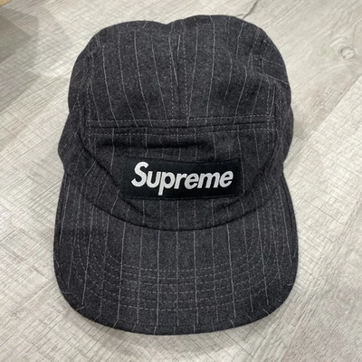 Gorra de campamento Supreme con logotipo de caja negra a rayas Foto 1 de 4