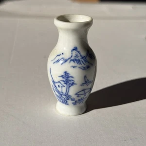 Vintage chinesische handbemalte Miniatur Vase blau weiß 2 3/8 cm hoch - Bild 1 von 4