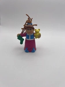Figura Muñeca Cabbage Patch Kids Miniatura 1992 Pelo Marrón Vestido Rojo - Imagen 1 de 3