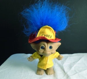 Bombero Jefe de Bomberos As Novedad Treasure Troll Muñeca Pelo Azul Vientre Gema 4" - Imagen 1 de 4