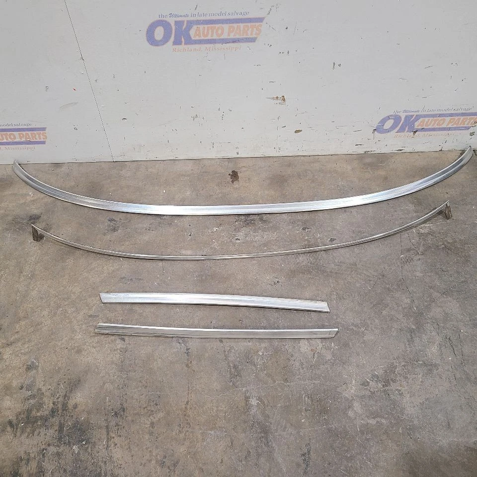 89 1989 MERCEDES BENZ 560SL EXTERIOR WINDSHIELD MOULDINGS  Foto 1 de 4