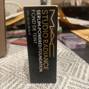 MAC Studio Fix Fluid NC20 Full Coverage Matte Makeup Foundation SPF 15 - 30ml - Picture 1 of 3