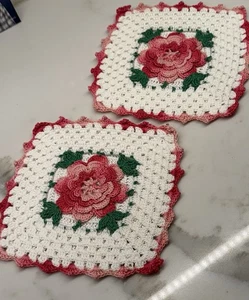 Vintage Paar Oma gehäkelte Hot Pads Rosen Handarbeit Landhaus Shabby Chic - Bild 1 von 5