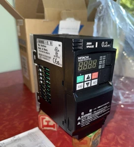 Nuovo Inverter Hitachi WJ200-002SF WJ200 200-240V 3PH 1.6-1.9A .1-400Hz - Foto 1 di 9