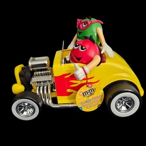 M&M’s Hot Rod Auto Süßigkeitenspender rot & grün Figuren klassisch gelbe Flammen - Bild 1 von 9
