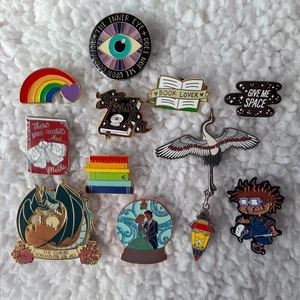 Menge 11 Emaille Pins: Harry Potter LGBTQ Bücher Zauber LitJoy sechs purpurrote Kraniche - Bild 1 von 8