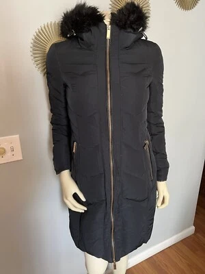 Abrigo chaqueta parka negra con capucha de piel azul marino talla XS de Zara Basic para mujer Foto 1 de 4