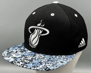 NUOVO CAPPELLO NERO MIAMI HEAT ADIDAS Uomo in Lana Snapback Platino D-Wade LeBron - Foto 1 di 24