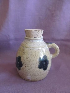 Vintage Mini Krug beige hellbraun salzglasiert Keramik blaue Blumen mit Korken Keramikmarke 5" - Bild 1 von 9