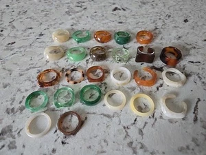 Lote de 25 anillos de resina y lucita años 90 lote tamaños entre 6-9 formas diferentes - Imagen 1 de 6