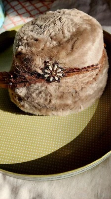 Sombrero cubo vintage de piel sintética con broche de plumas Foto 1 de 4