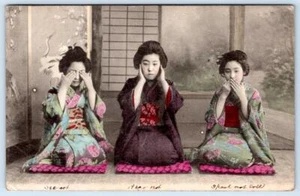 1909 GEISHA CHICAS SEE NO MAL OYE NO MAL NO HABLA MAL NO HABLA MAL COLOREADA A MANO - Imagen 1 de 2