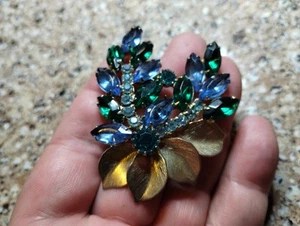 Vintage Mid Century Modern MCM Rhinestone Brooch Pin Green Blue Lead Flower Gold - Picture 1 of 9