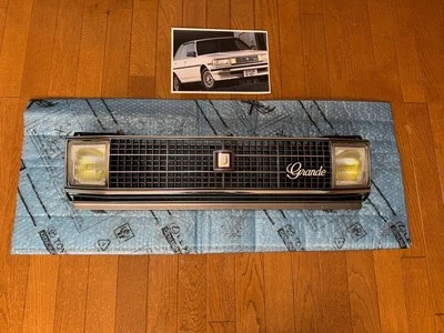 Toyota Mark II GX71 sedán tarde OEM parrilla delantera con luz antiniebla 73111-22290 raro Foto 1 de 4