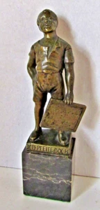 Pequeña estatua de bronce de niño silbando partitura musical de Alemania - Imagen 1 de 6