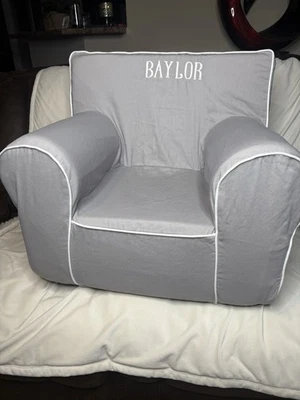 Cubierta de silla para niños de tamaño mediano en cualquier lugar gris blanco tubería “Baylor” Foto 1 de 4