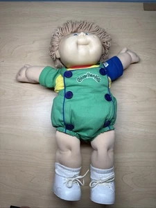 Vintage Cabbage Patch bambola bambini ragazzo sfocato con capelli biondi in pagliaccetto colorblock - Foto 1 di 16