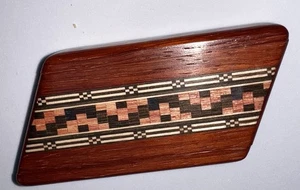 Caja Secreta de Madera Tapa Deslizante Cola de Milano Heartwood Creations Intrincada Incrustación de Madera - Imagen 1 de 4