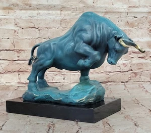 Zeitgenössisches Kunstwerk: Charging Bull Statue in echter Bronze von Milo Sale - Bild 1 von 10