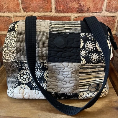 Cartera Donna Sharp acolchada con retazos negra y blanca  Foto 1 de 4