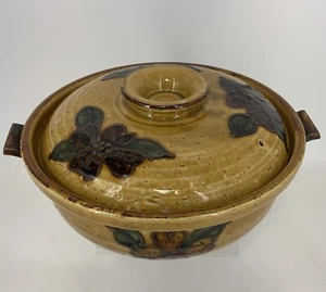 Cazuela de cerámica vintage con tapa de loza verde oliva flores marrones - Imagen 1 de 10