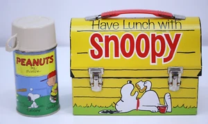 Vintage Go To School Snoopy Metall Brotdose mit Thermoskanne 1968 Essen mit Erdnüssen blass - Bild 1 von 23