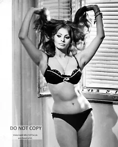 SOPHIA LOREN IN "YESTERDAY, TODAY AND TOMORROW" 8X10 PUBLICITY PHOTO (FB-551) - Picture 1 of 1