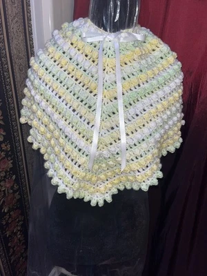 Poncho de punto palomitas de maíz de ganchillo en verde teniente, amarillo y blanco. Corbatas de cinta. Foto 1 de 3