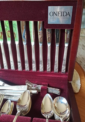 Juego completo de cubiertos de plata Oneida Hampton Court de colección para 10 Foto 1 de 4