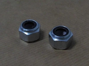 Bullone di ancoraggio piastra freno ruota posteriore Triumph Tiger Cub F3955 dado autobloccante x2' - Foto 1 di 4