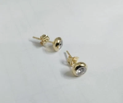 Aretes de oro amarillo de 14 quilates con diamantes naturales IJI1/I2 de corte redondo de 0,62 quilates para mujer Foto 1 de 4
